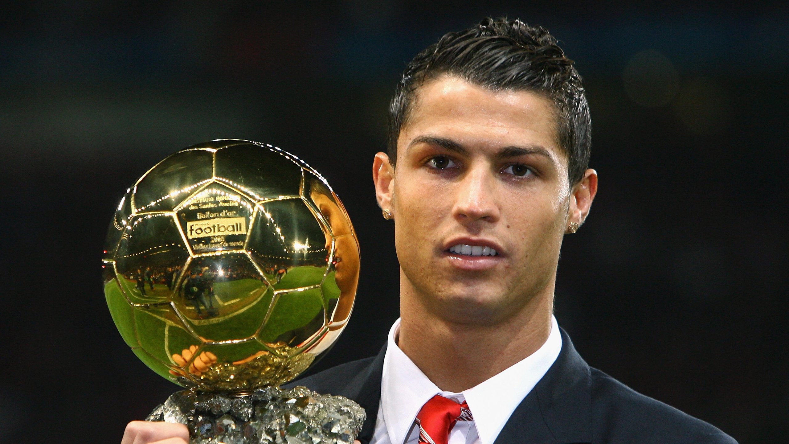 C罗迎来五赛季高光表现，塞尔维亚队球迷沸腾！