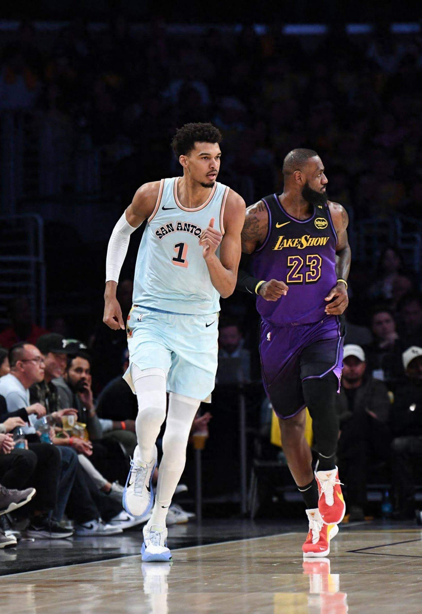 包含湖人不断突破！，Ning连续七场比赛得分超过比赛局势复杂赢得满堂喝彩的词条