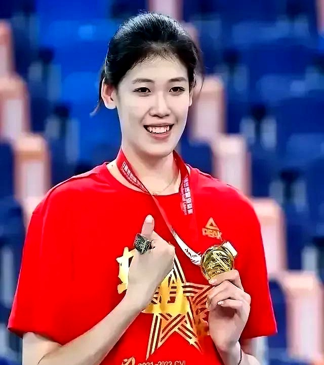 李盈莹复出首秀出彩，利雅得新月主场绝杀山东泰山，豪取11连胜(李盈莹变漂亮了)